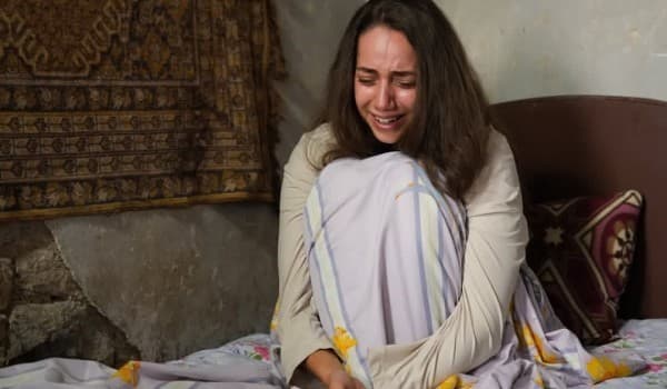اوزگه اوزاجار در نمایی از سریال عشقت آتش است